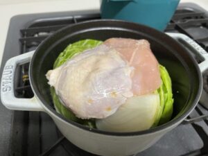 staub　ストウブ　鶏肉　キャベツ　玉ねぎ　丸ごと　蒸し料理　ストウブレシピ　簡単レシピ