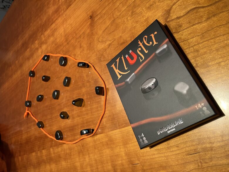 Kluster クラスター ボードゲーム ボードアクションゲーム テーブルゲーム 簡単 ルール おすすめ 人気 ホームパーティー 子ども 大人 磁石 マグネット ゲーム